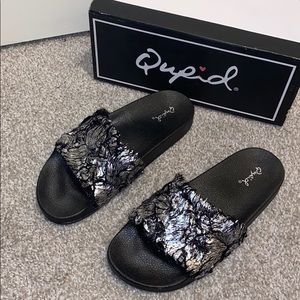 BRAND NEW BLACK AND SILVER FAUX FUR SLIDES SIZE 8